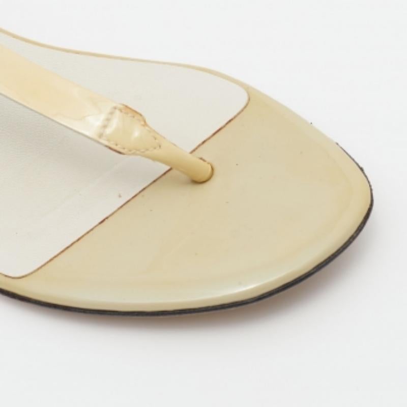 Gucci Beige Patent Leather Interlocking G Thong Flat Sandals Size 35 For Sale 1