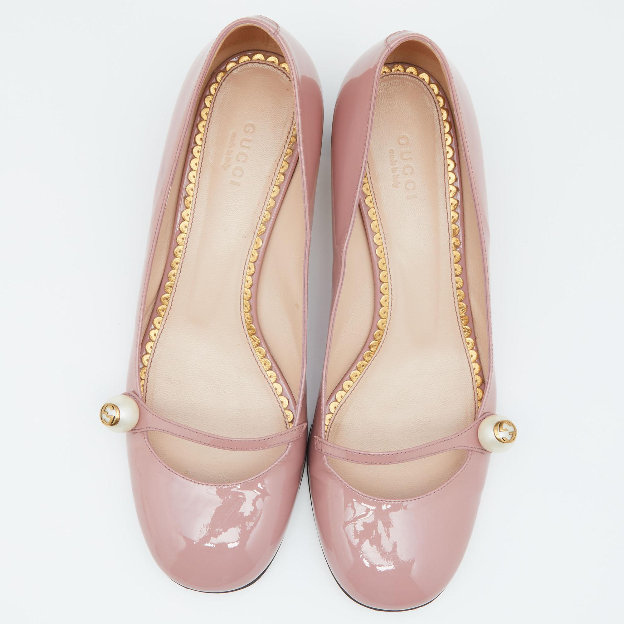 Made to stand out and make you the center of attraction, these Mary Jane pumps from Gucci are a must-buy! The pumps are crafted from patent leather and feature round toes. They flaunt a pearl detailed strap across the vamps, comfortable
