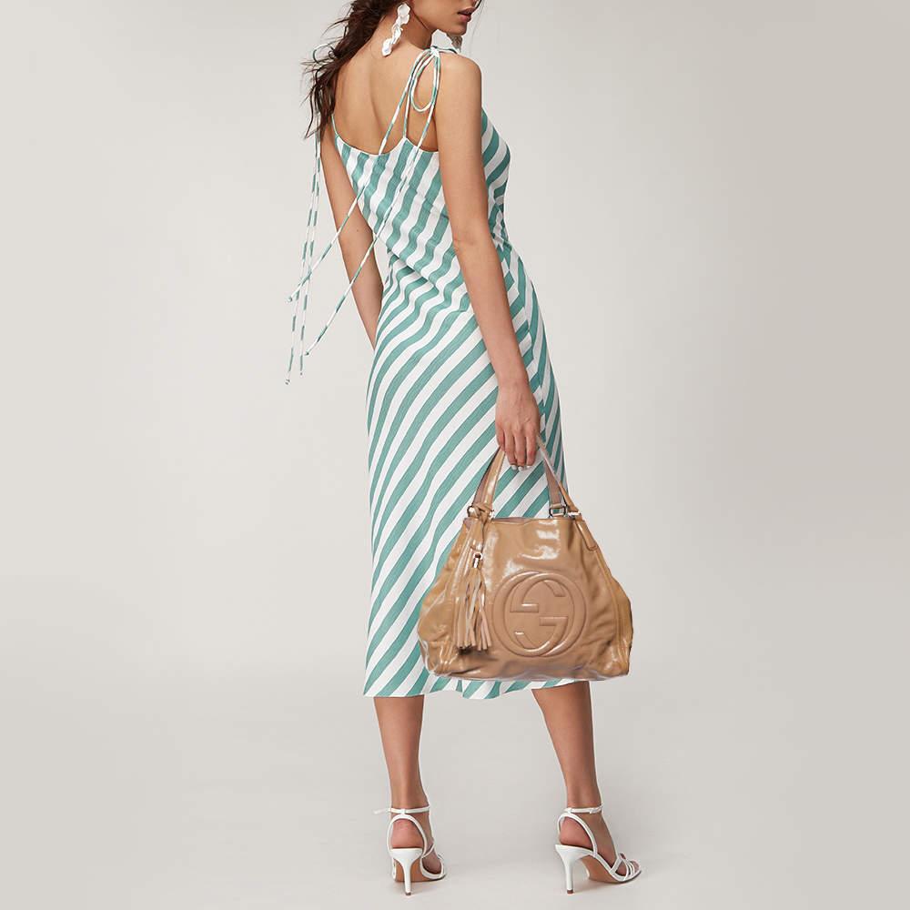 Diese Soho-Tasche ist eines der vielen Designs von Gucci, die von Frauen weltweit geliebt werden. Die Tasche ist aus Lackleder gefertigt und mit dem Schriftzug GG auf der Vorderseite versehen. Sie verfügt über einen geräumigen Innenraum aus