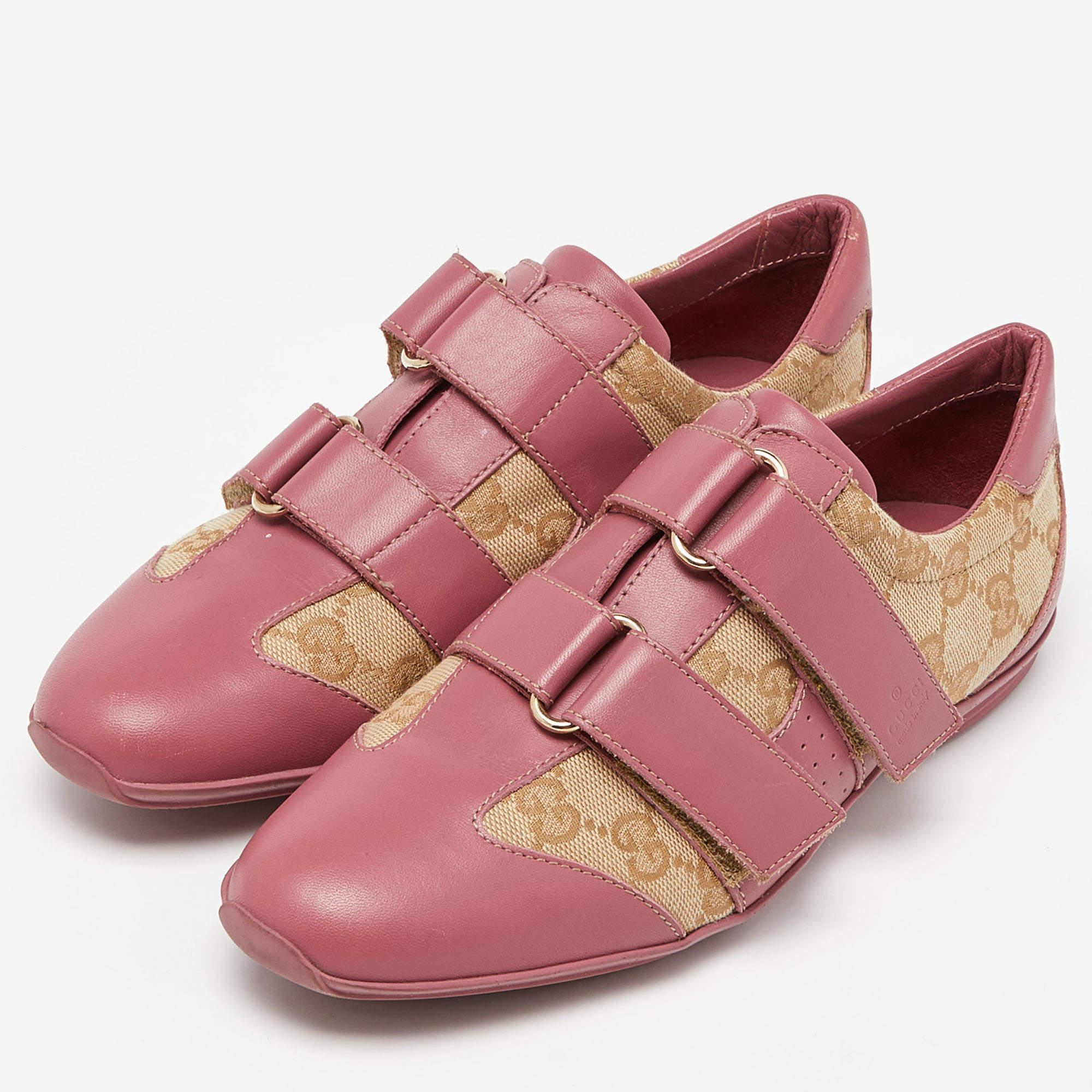 Give your outfit a chic update with this pair of designer sneakers. The creation is sewn perfectly to help you make a statement in them for a long time.