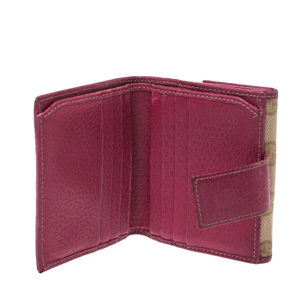 Bringing a blend of remarkable fashion and fine craftsmanship is this compact wallet from Gucci. The wallet comes crafted from GG coated canvas and is styled with the pink leather trims as well as logo plaque to the front in gold-tone. It has a