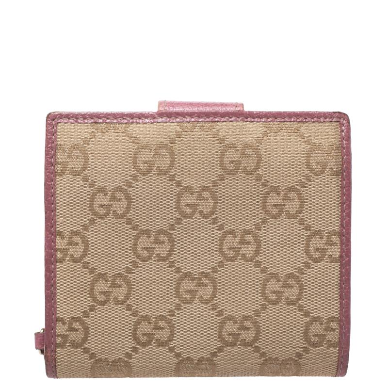 This stylish and functional compact wallet from Gucci makes for a great accessory. Crafted from the brand's GG canvas, it comes in lovely hues of pink and beige. It opens to a leather and fabric interior with multiple slots for all your essentials.