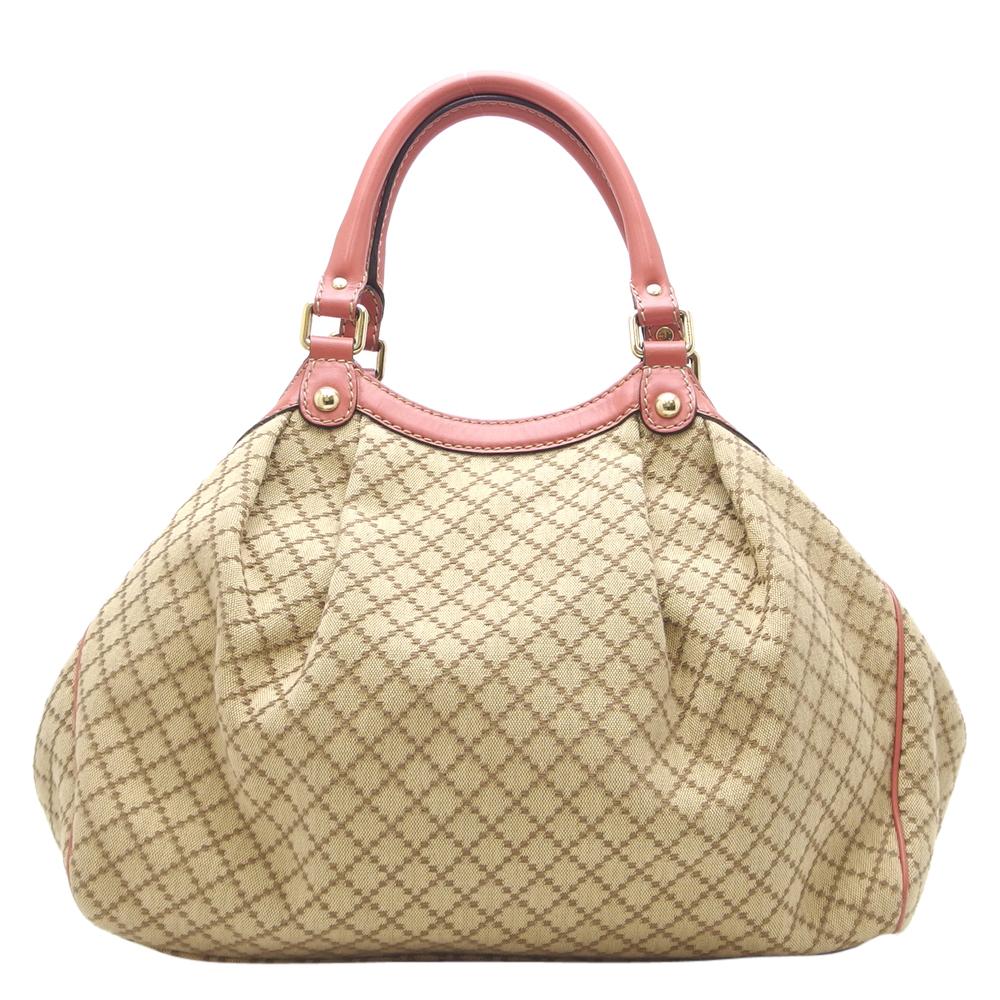 The unique designing of this Gucci bag ensures a gorgeous finish and an uptown appeal. The exquisite design of this beige and pink bag adds a classic finish to your overall look. It is prepared from GG canvas leather to a refined design for both
