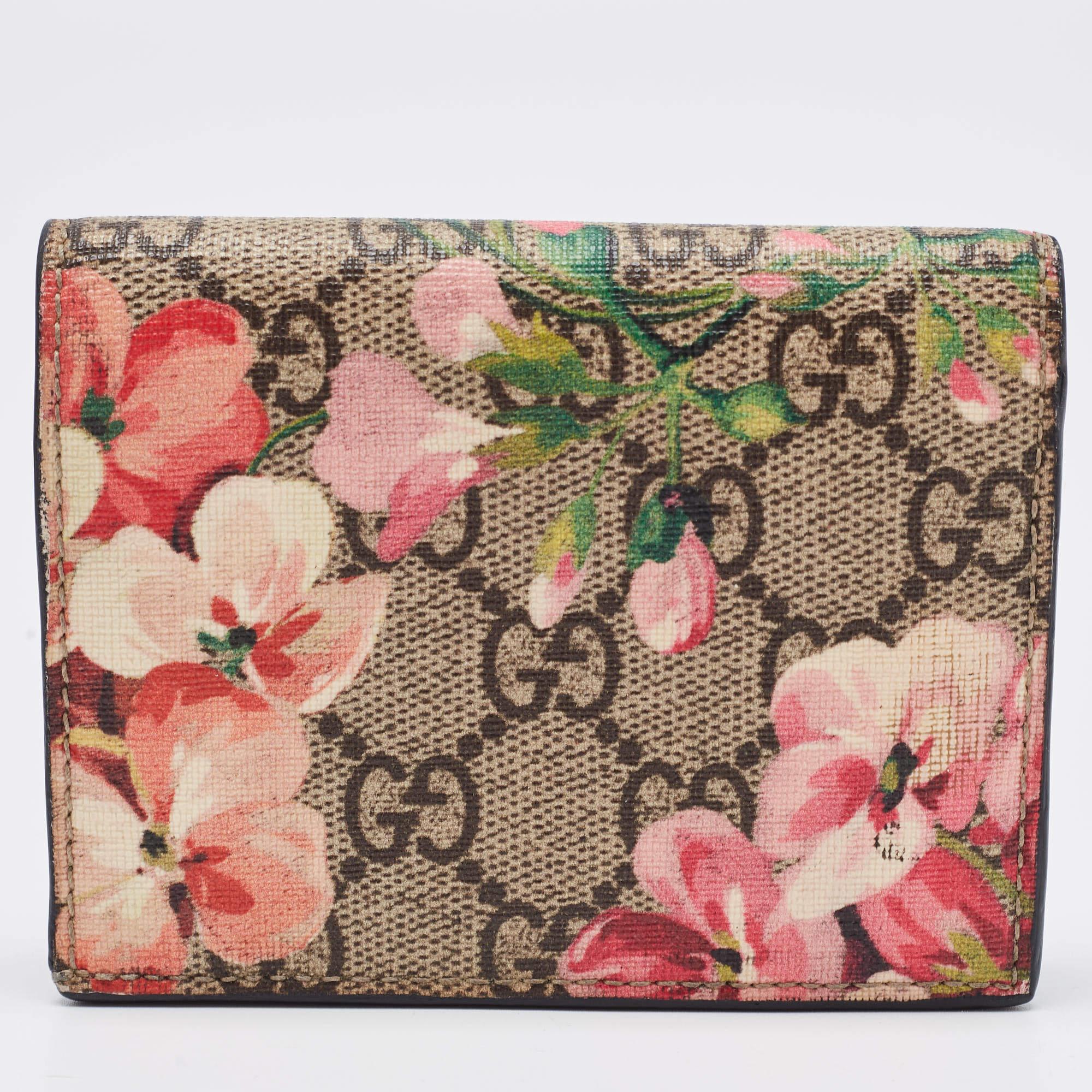 The Blooms range of designs by Gucci have gained such wide popularity around the world. It's time you update your wardrobe with a piece from that line. This card case, for example, is simply stylish. It comes made from GG Supreme canvas joined by