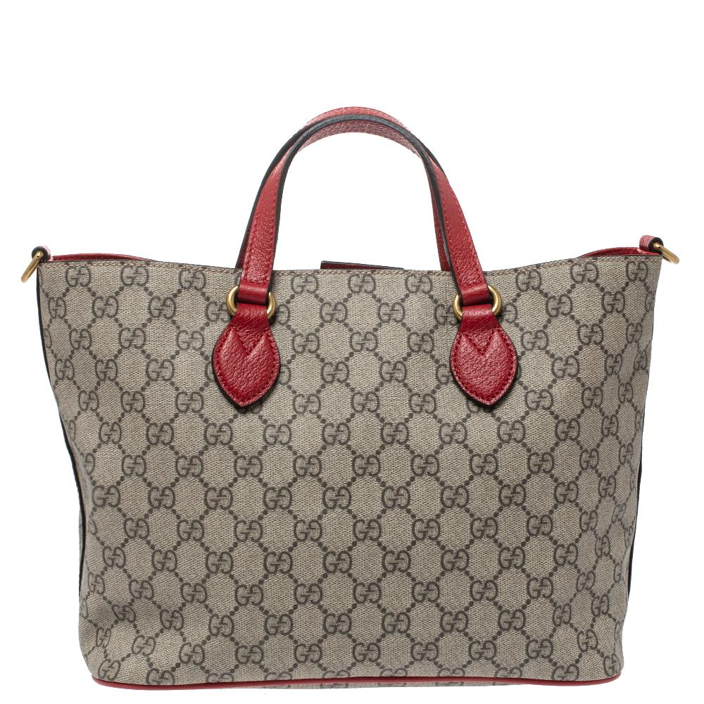 Bringen Sie etwas Magie in Ihre Alltagskleidung mit dieser super stylischen Bosco-Tasche. Die Tasche ist von Gucci und kommt in einer strukturierten Form daher. Sie ist aus GG Supreme Canvas und Wildleder & gefertigt und trägt beige & rosa Farbtöne.