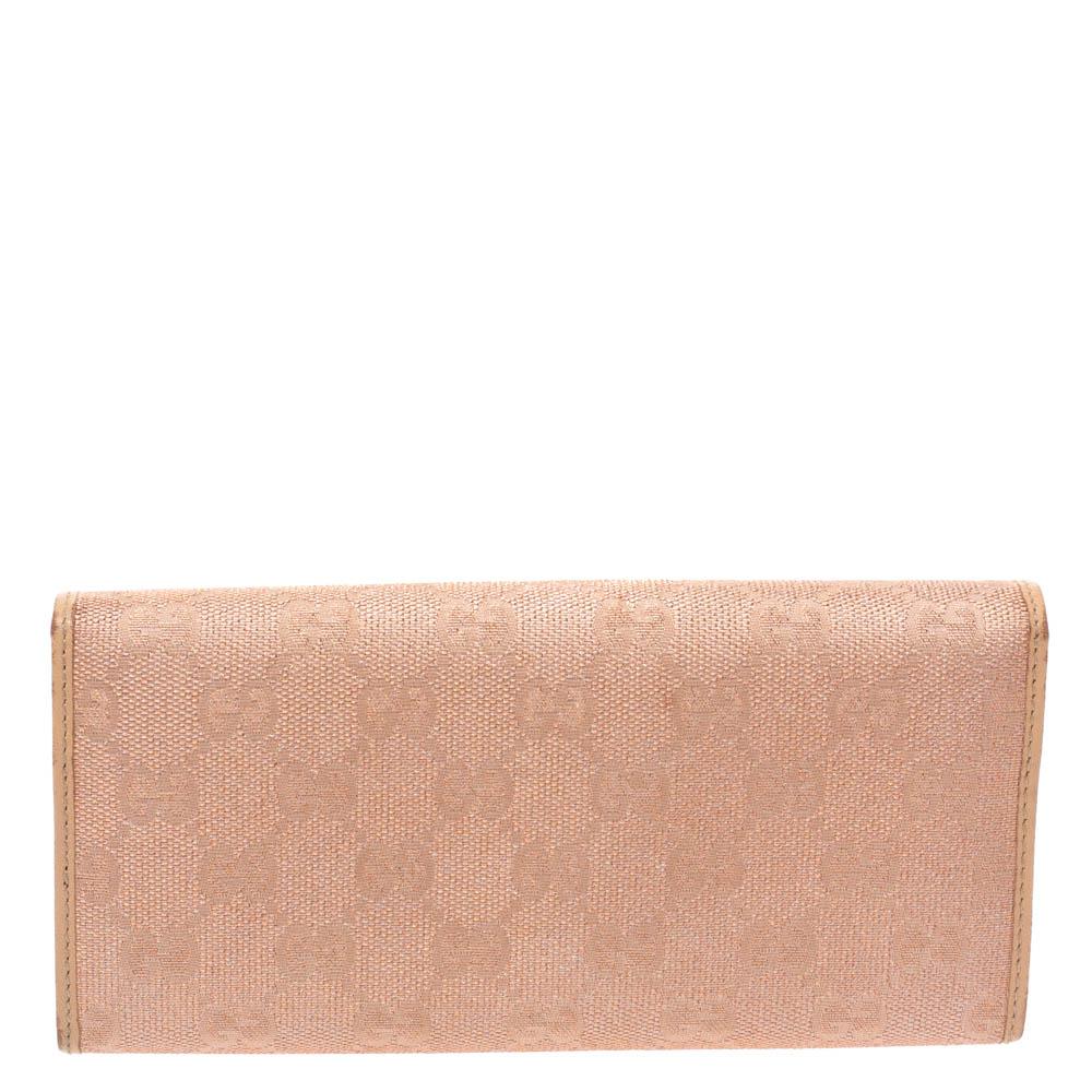 A Gucci continental wallet is just what you need to own. It has been crafted from GG canvas as well as leather and styled with a GG heart. It comes with a leather and nylon-lined interior that has multiple card slots, a zipped coin pocket and an