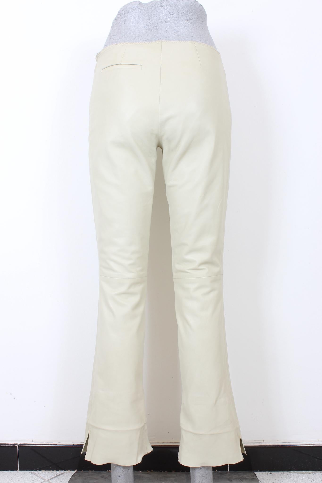 Gucci vintage 90s soft leather trousers. Beige flared trousers, 100% python leather. Low waist, zipper closure, side pockets. The finishes of the pant are raw cut. Internally lined. Made in italy.

Size: S

Waist: 36 cm
Length: 93 cm
Hem: 18