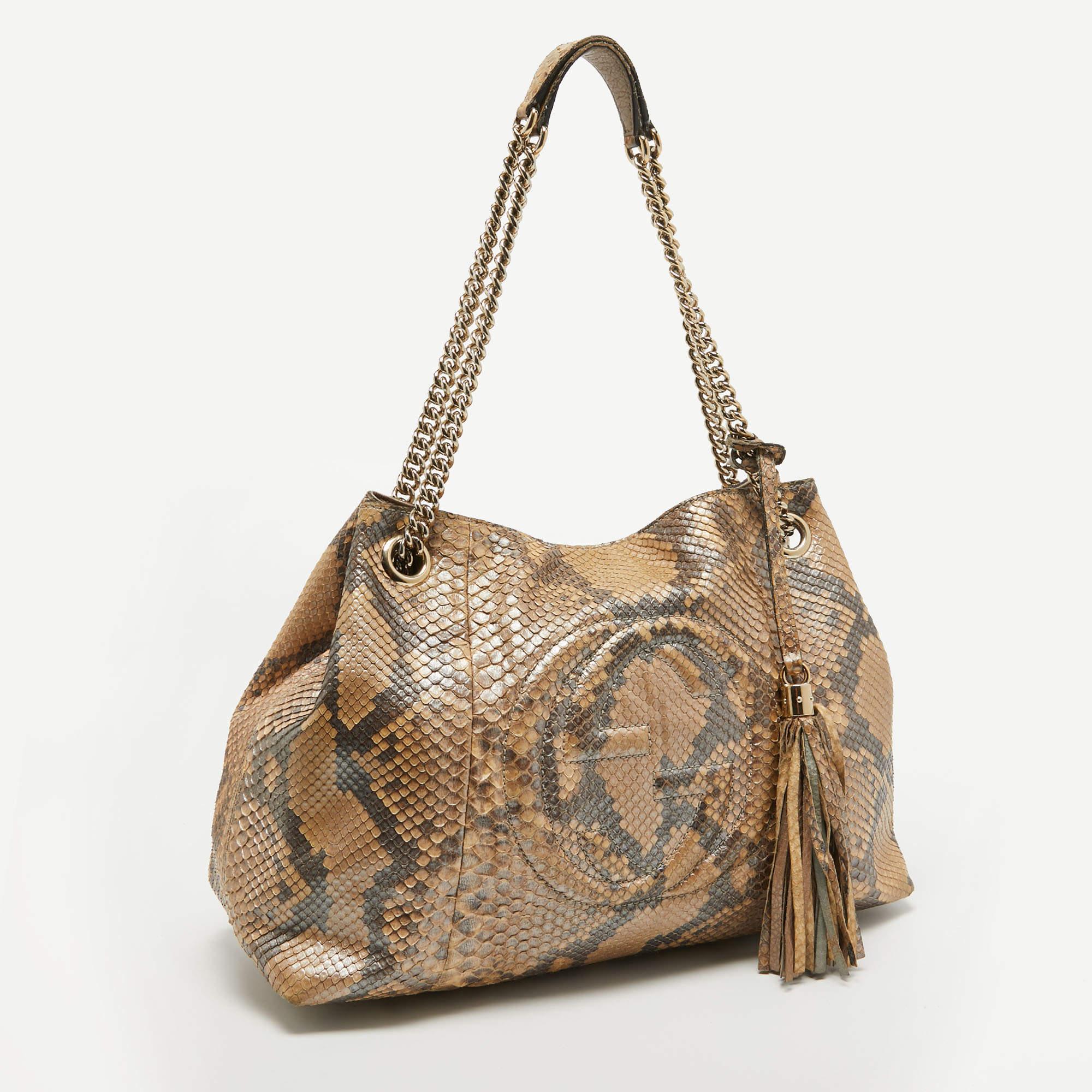 Thoughtful details, high quality, and everyday convenience mark this designer bag for women by Gucci. The bag is sewn with skill to deliver a refined look and an impeccable finish.

