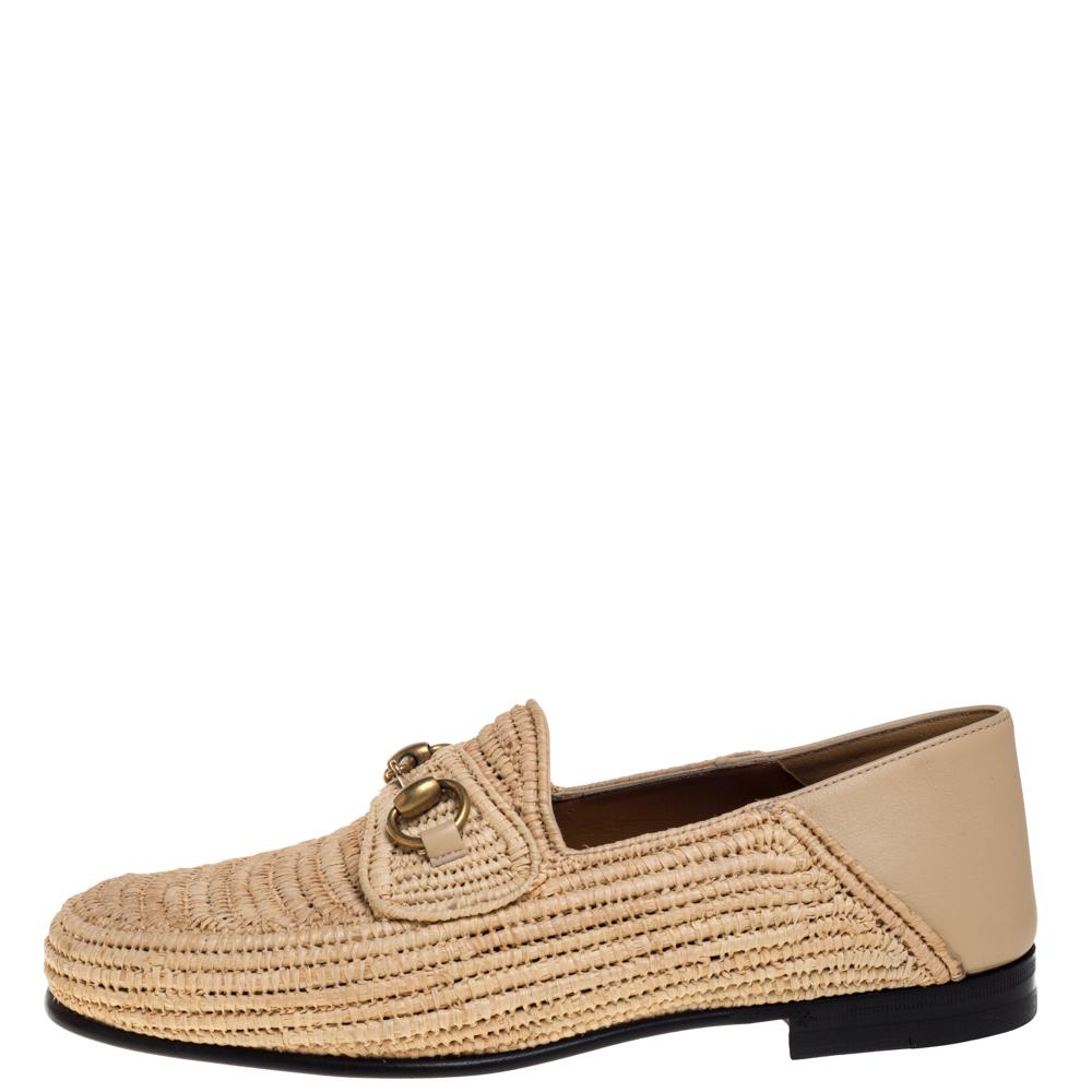 El apreciado mocasín Jordaan de Gucci se actualiza en rafia para formar este lujoso par. Estos cómodos zapatos están muy bien elaborados y lucen un tono beige con detalles de Horsebit en la parte superior. Los mocasines son ideales para llevarlos