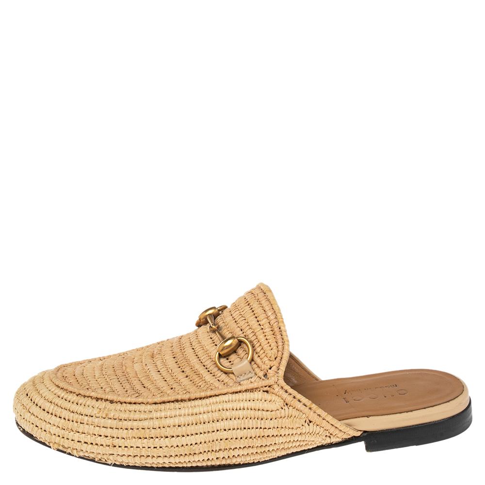 These mule sandals from Gucci will keep your feet comfortable all day. Their exterior is crafted using beige raffia with a goldtone Horsebit motif perched on the vamps. Easy to wear and classy in style, these mule sandals are the ideal pick this