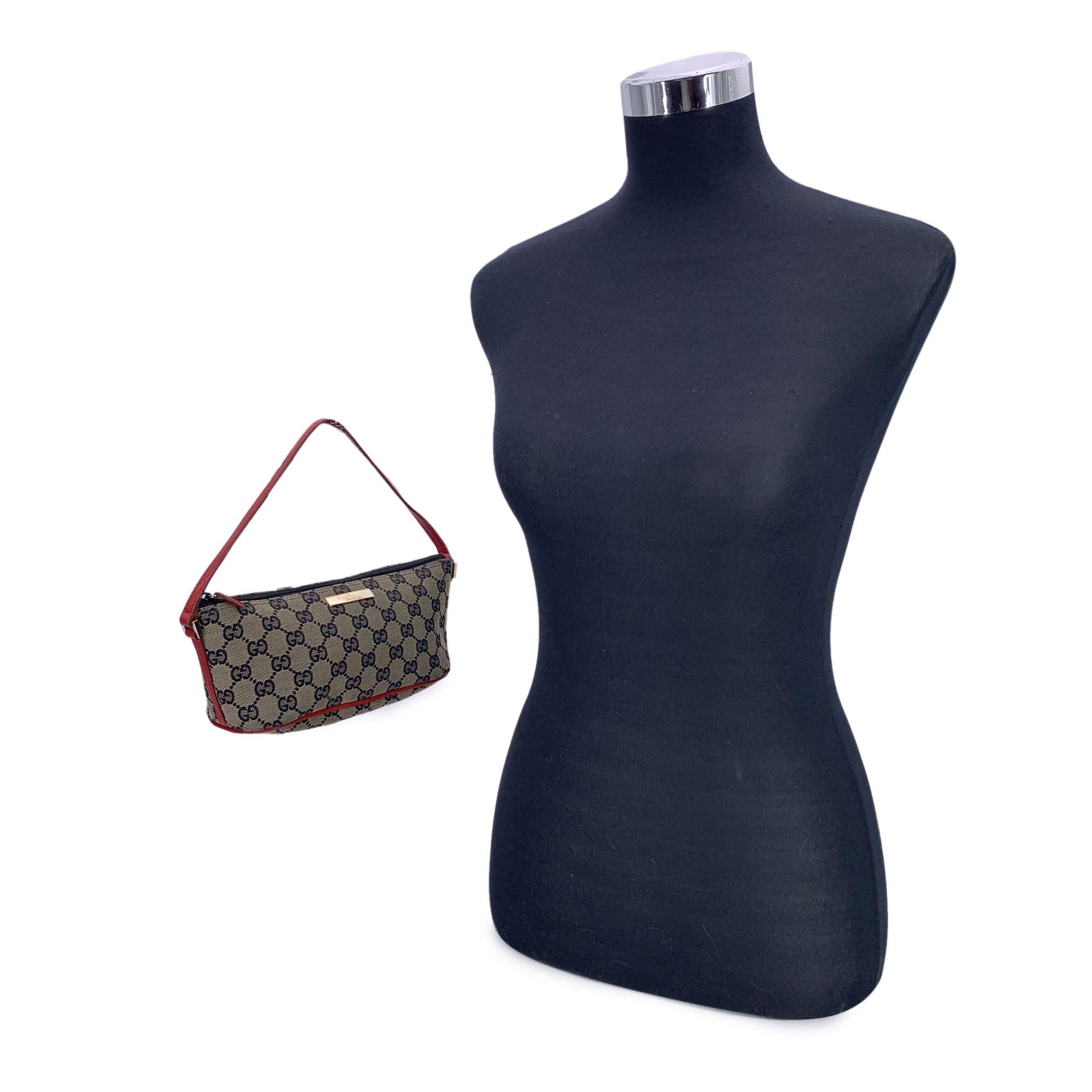 Elegant dans sa simplicité, ce magnifique sac à bandoulière Gucci en forme de bateau est un classique raffiné issu des archives intemporelles de la maison. Confectionnée en toile monogramme beige avec des finitions en cuir rouge, sa silhouette