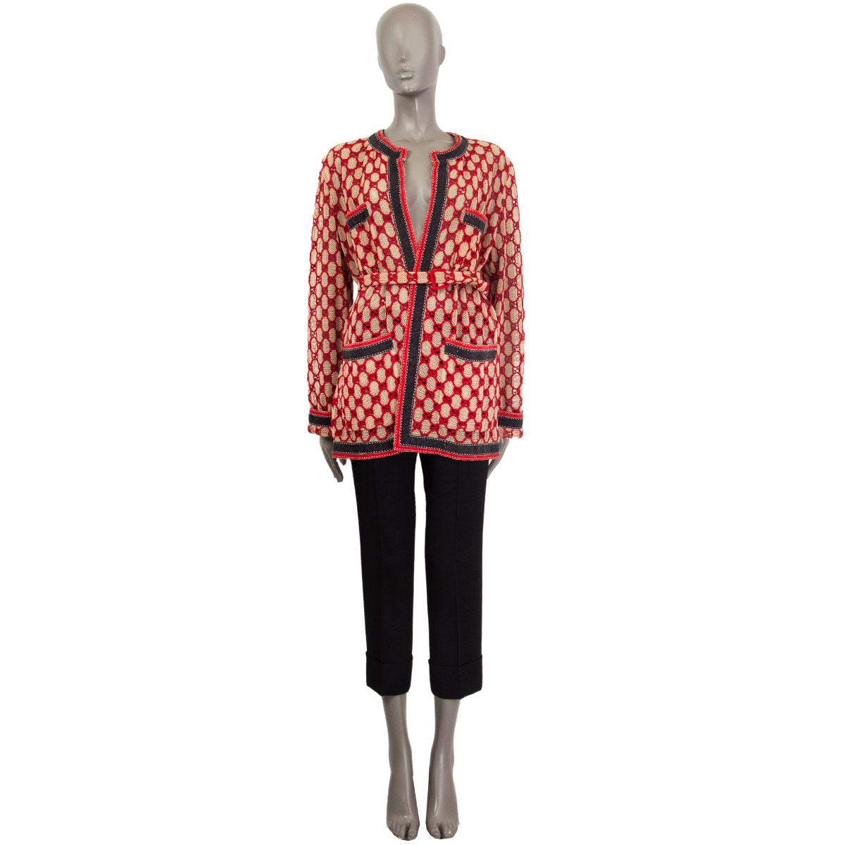 100% authentische Gucci Macrame Gürteljacke in Übergröße aus beiger Baumwolle (70%) und Polyester (30%) mit roter GG Monogramm-Stickerei. Vier Vordertaschen. Wird mit einem Gürtel an der Taille geschlossen. Ungefüttert. Wurde getragen und ist in