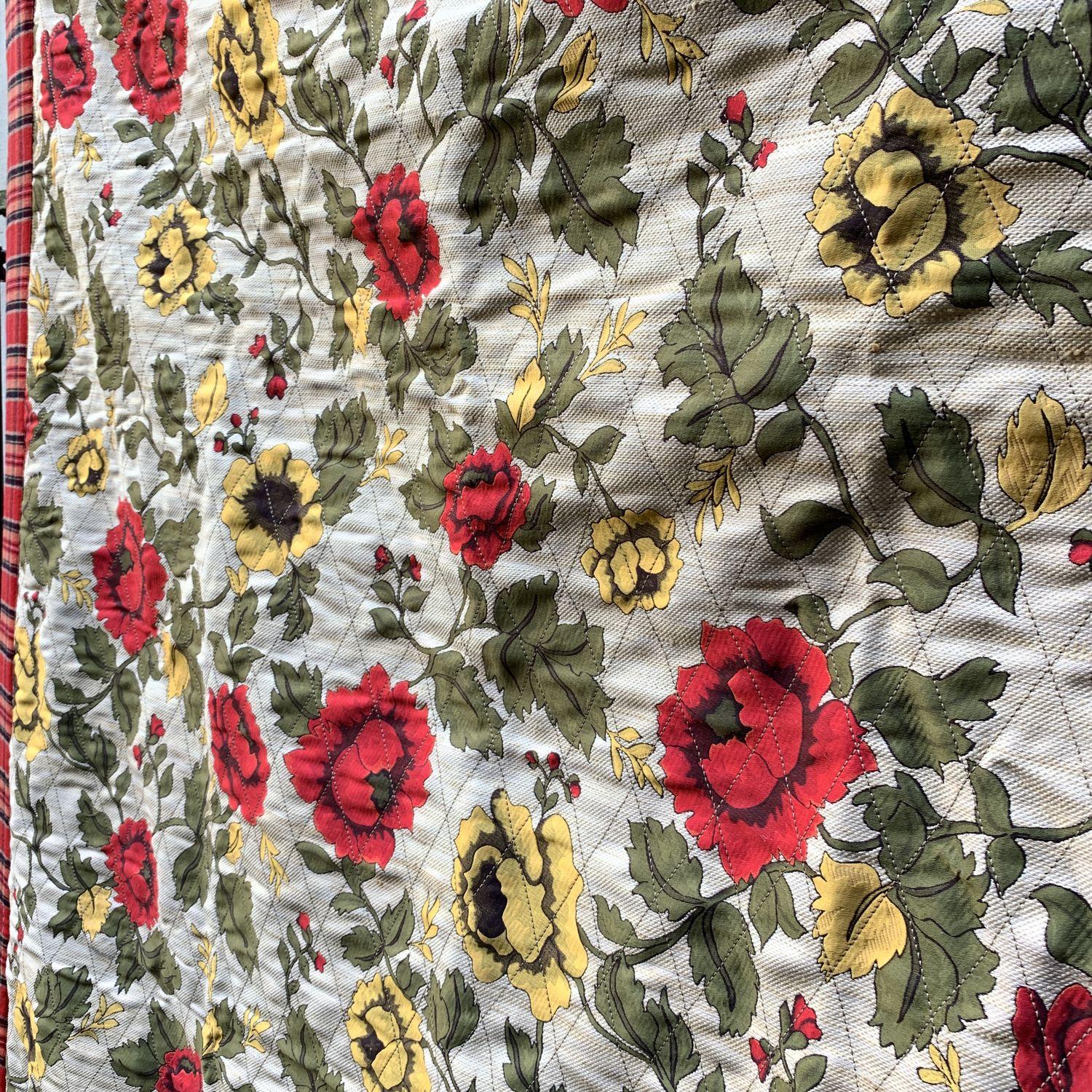 Gucci Beige Rot Floral und Tartan Check Print Steppdecke im Zustand „Neu“ im Angebot in Rome, Rome