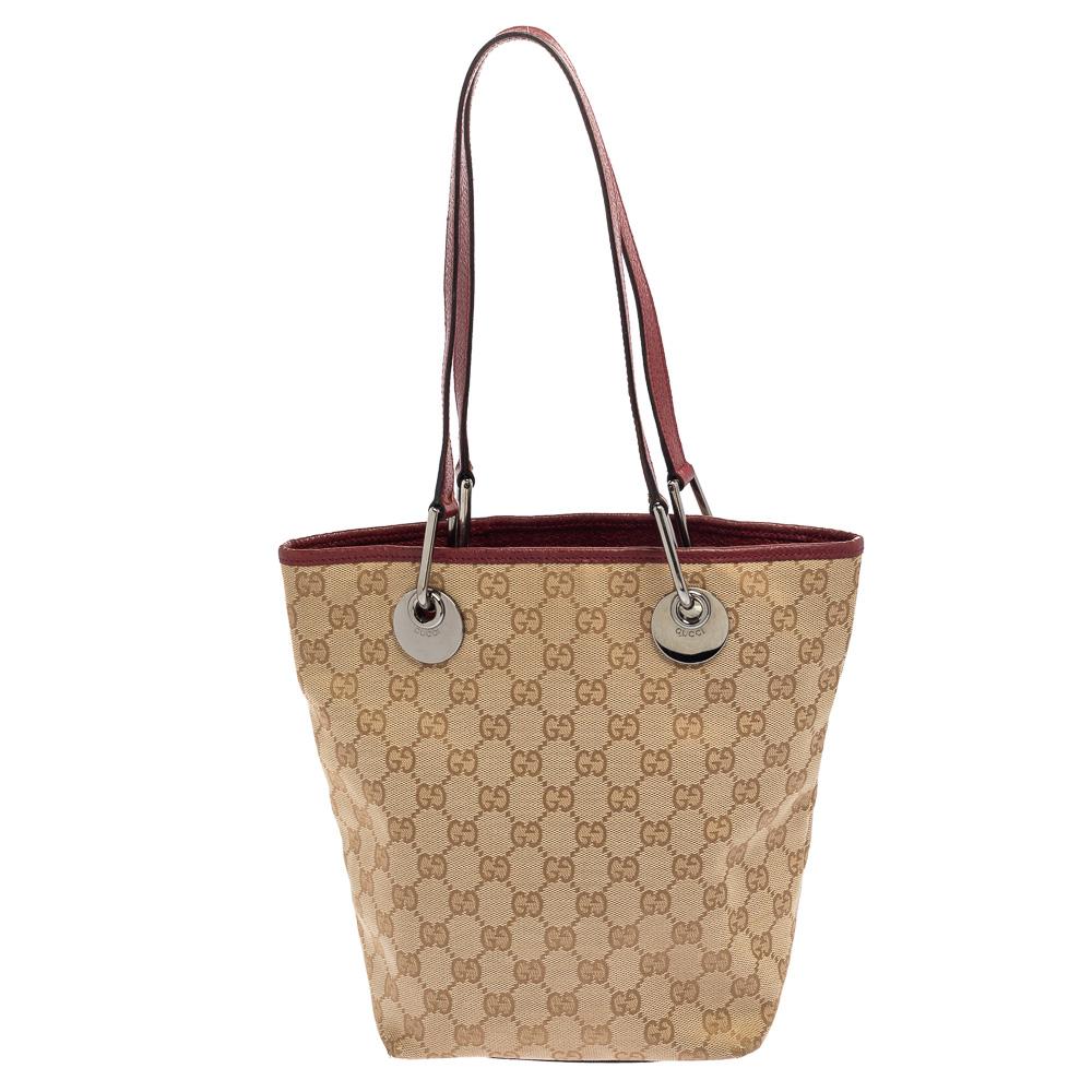 The Eclipse tote from the house of Gucci is a great everyday bag. Made from GG canvas, this bag is finished with leather trims and two handles mounted on silver-tone rings. Carry it to work or while shopping, this bag can house all your belongings
