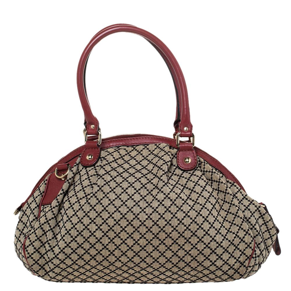 The Sukey is one of the best-selling designs from Gucci and we believe you deserve to have one too. Crafted from quality canvas and leather and equipped with a spacious fabric-lined interior, this beige & red bag is ideal for you and will work