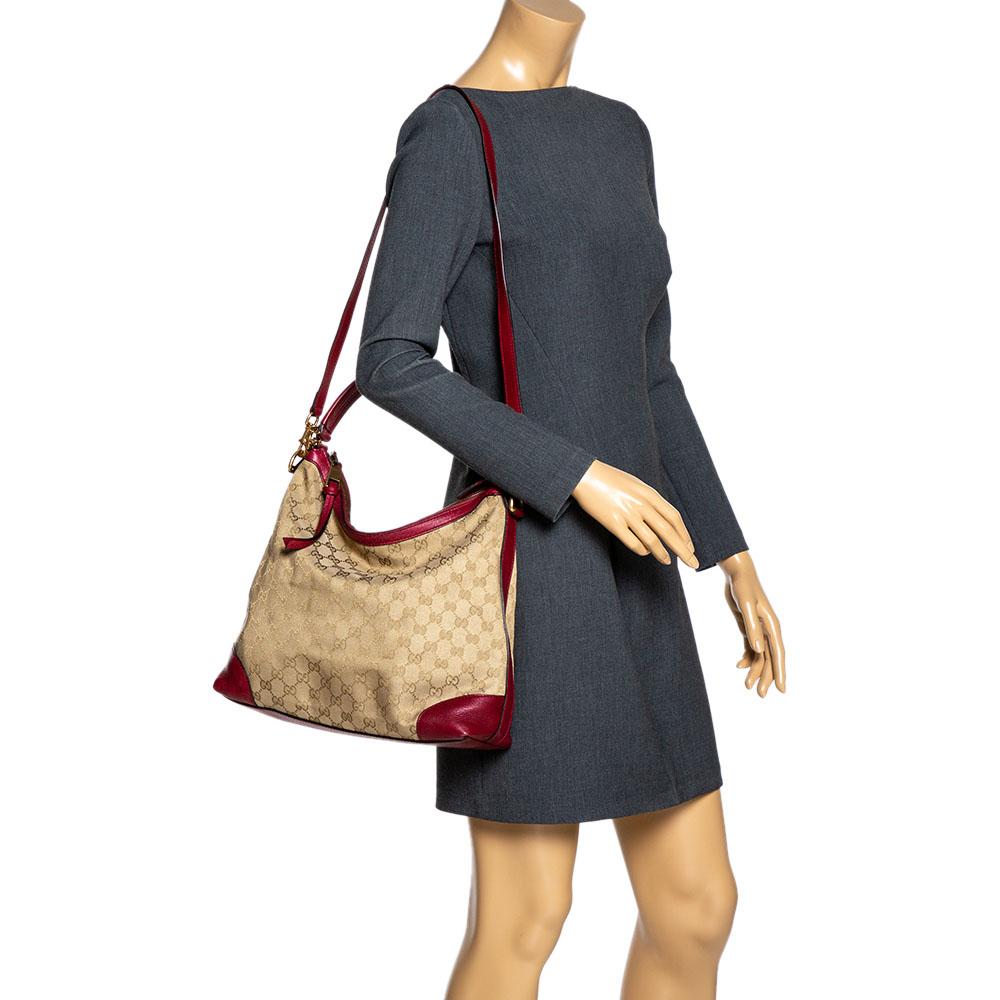 This Miss GG hobo bag is stylish and comes with a signature appeal. Gucci brings you this functional and timeless design. Crafetd form GG canvas and leather, it carries beige & red hues. It has a single handle, logo detailing on the handle, zip
