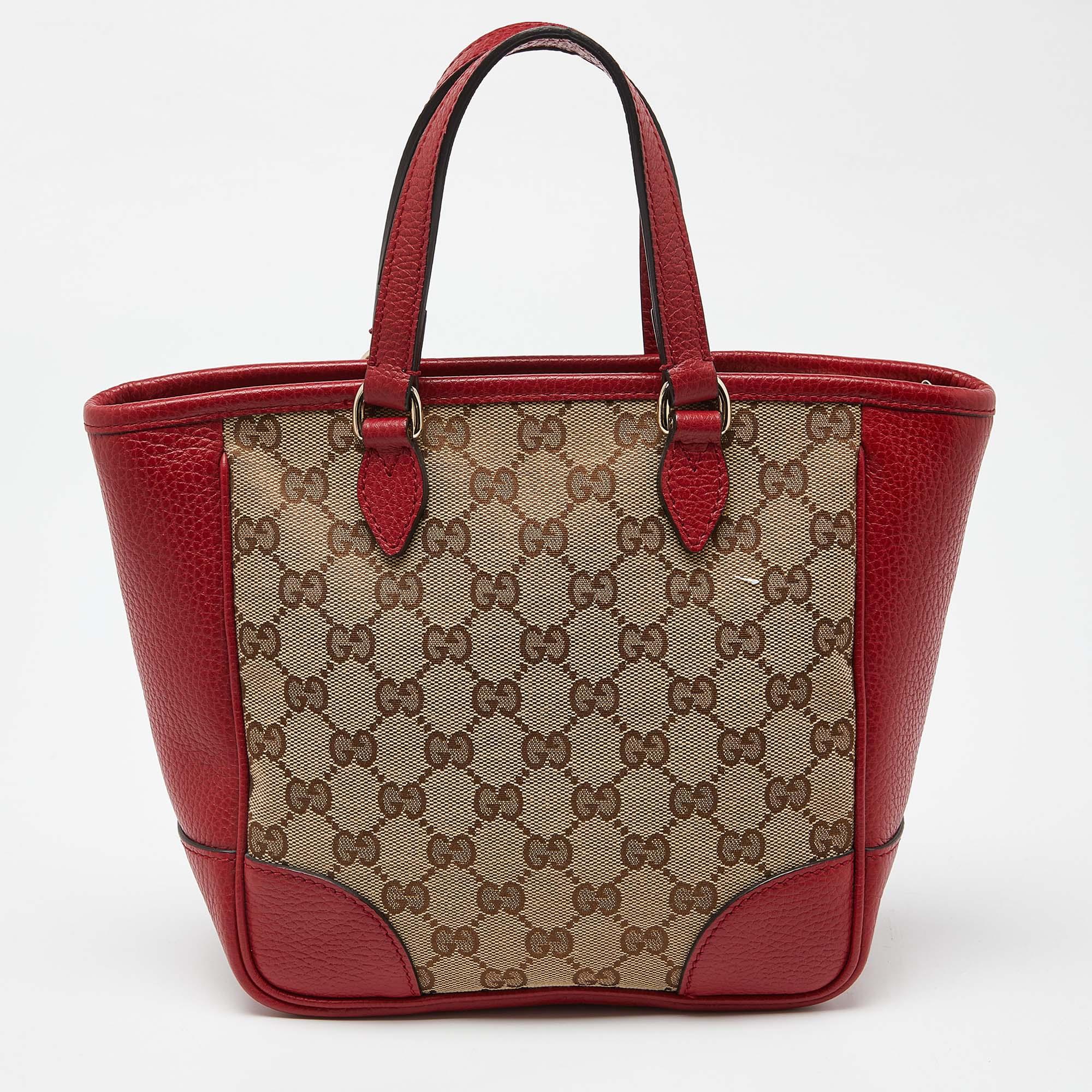 Diese Tote Bag von Gucci wurde aus GG Canvas und Leder gefertigt und zeichnet sich durch Stil und Funktionalität aus. Sie verfügt über zwei Griffe, einen geräumigen Innenraum und goldfarbene Beschläge. Es ist für den täglichen Gebrauch