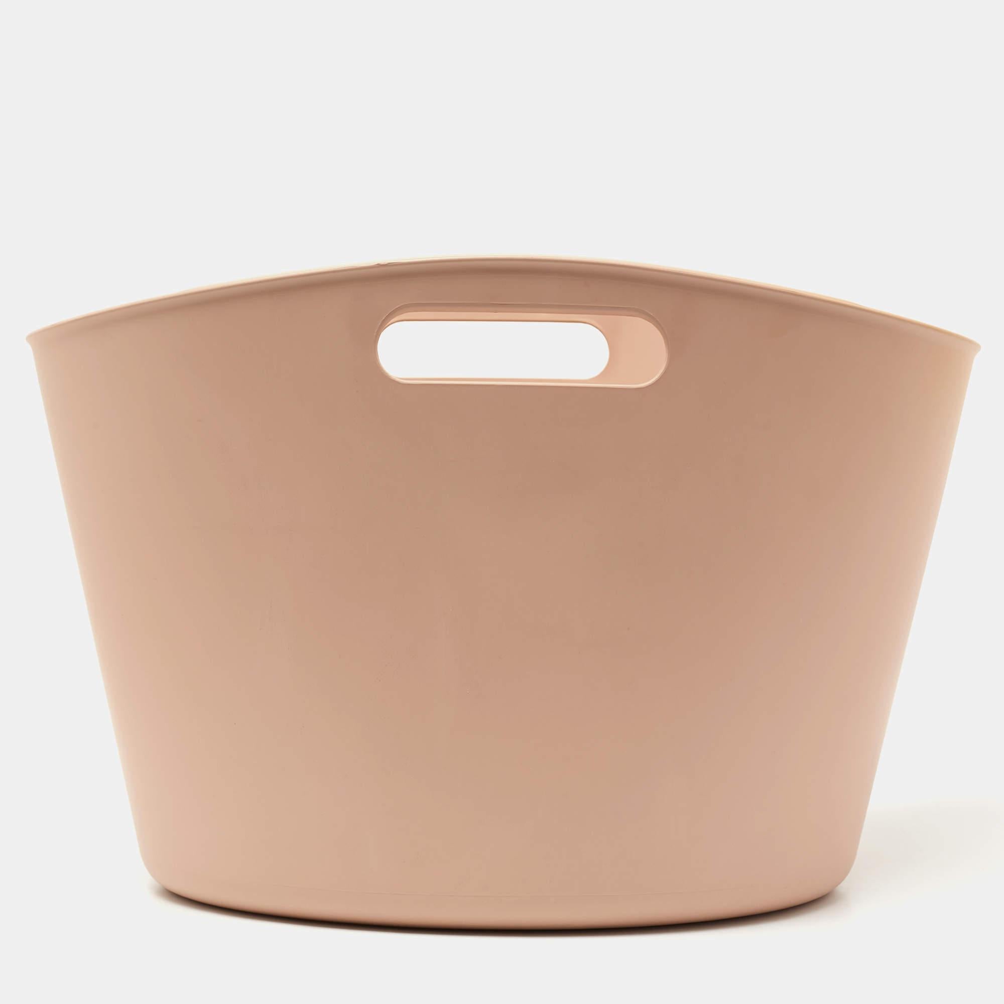 There are some days for mini bags, and there are other days for the big ones! As always, Gucci offers us a creation that's fun and statement-making. It is a tote made of rubber in an oversized, basket-style shape with brand detailing on the front