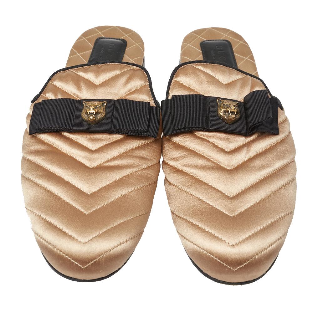Leave your audience spellbound with this pair of Gucci mules. These satin mules have been styled with perfection just so a diva like you can flaunt them. Beige in color, the pair has been designed with round toes and embellished bows on the vamps.