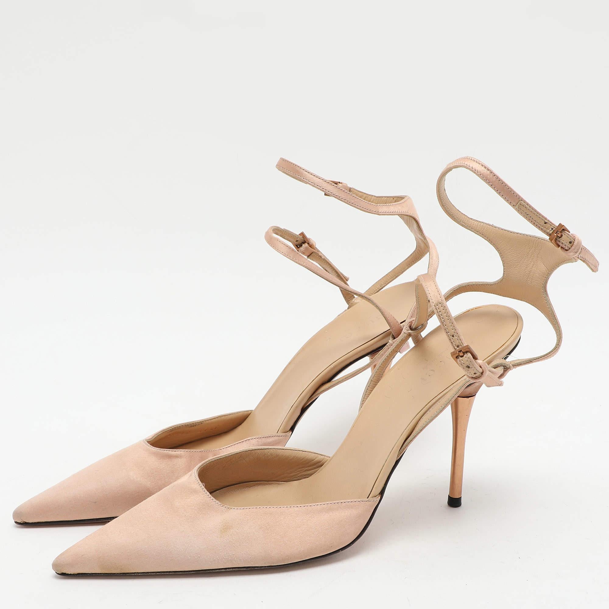 Beige Sandales à bout pointu en satin beige Gucci, taille 37,5 en vente