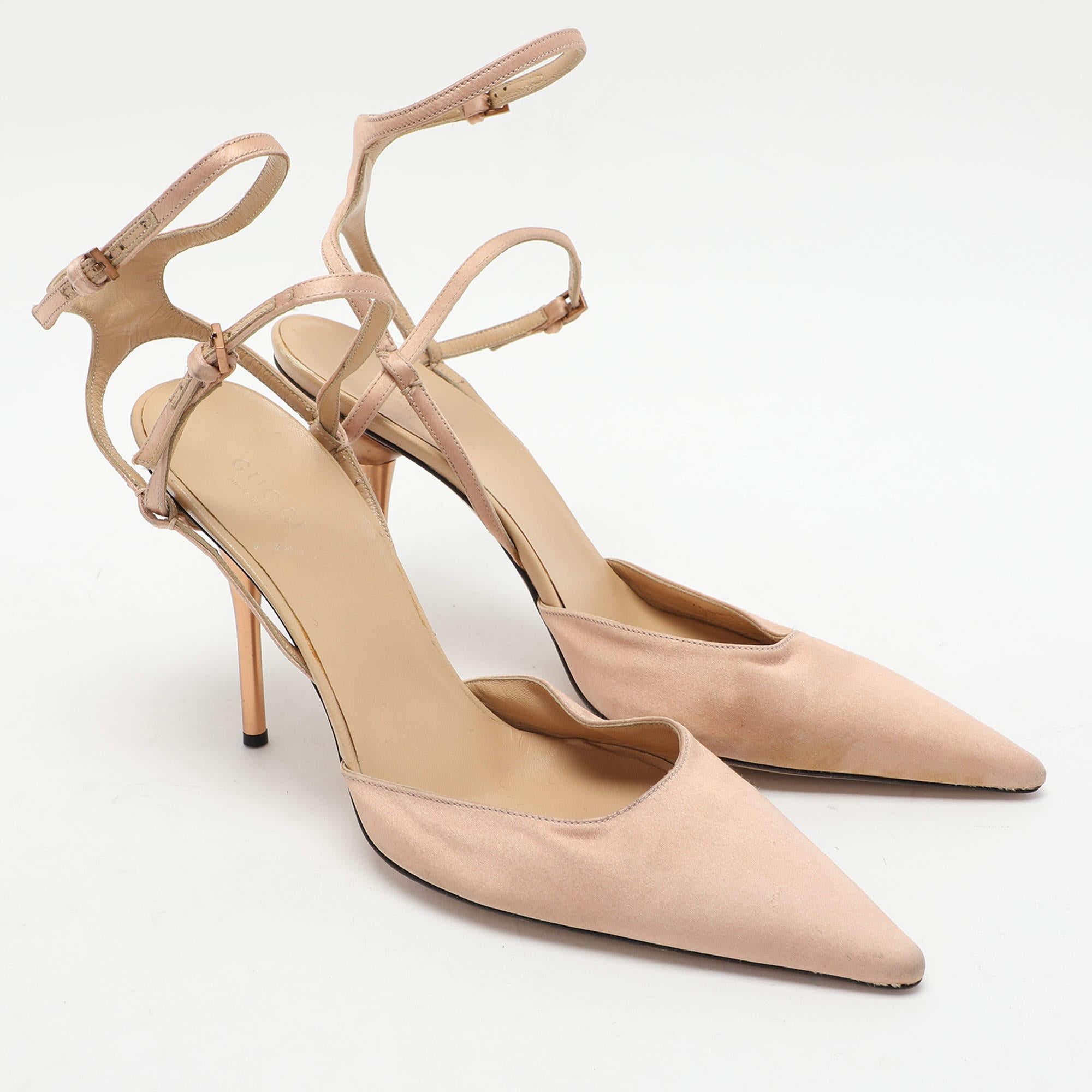 Sandales à bout pointu en satin beige Gucci, taille 37,5 État moyen - En vente à Dubai, Al Qouz 2
