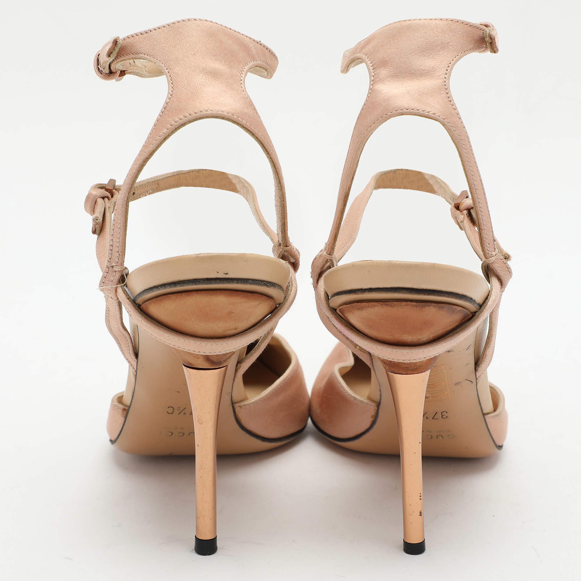 Sandales à bout pointu en satin beige Gucci, taille 37,5 Pour femmes en vente