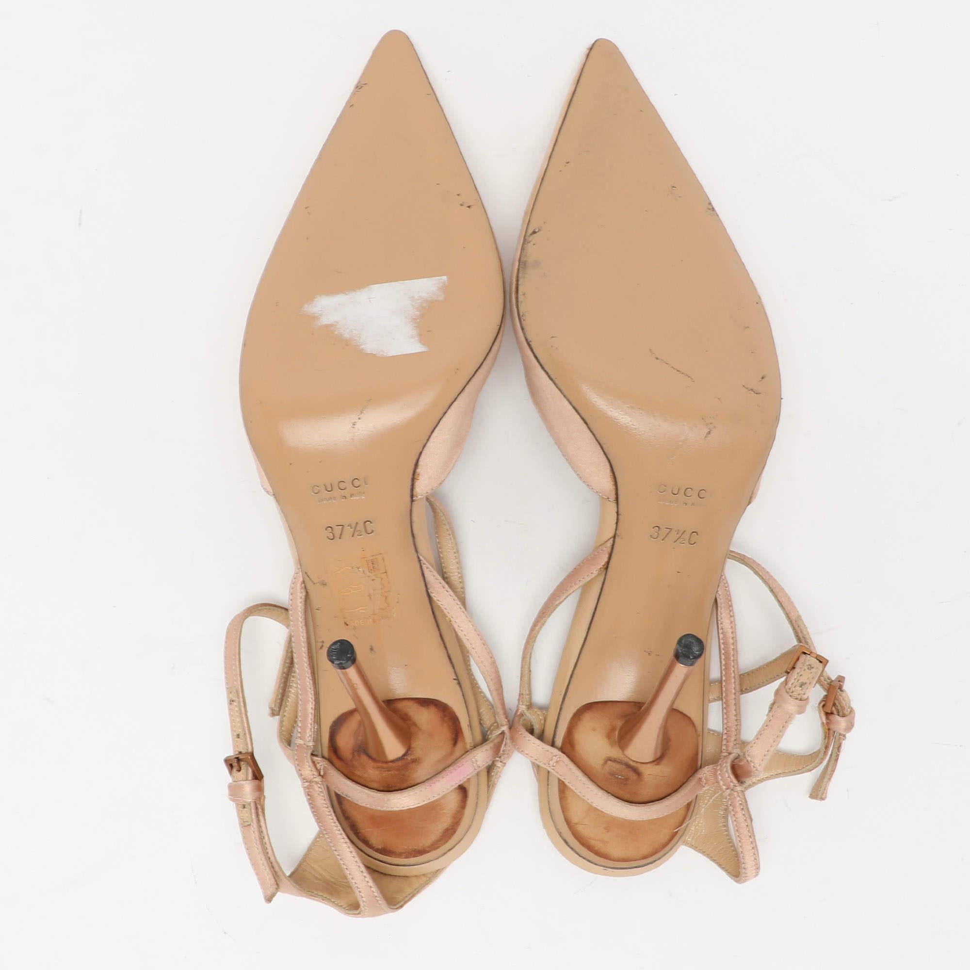 Sandales à bout pointu en satin beige Gucci, taille 37,5 en vente 1