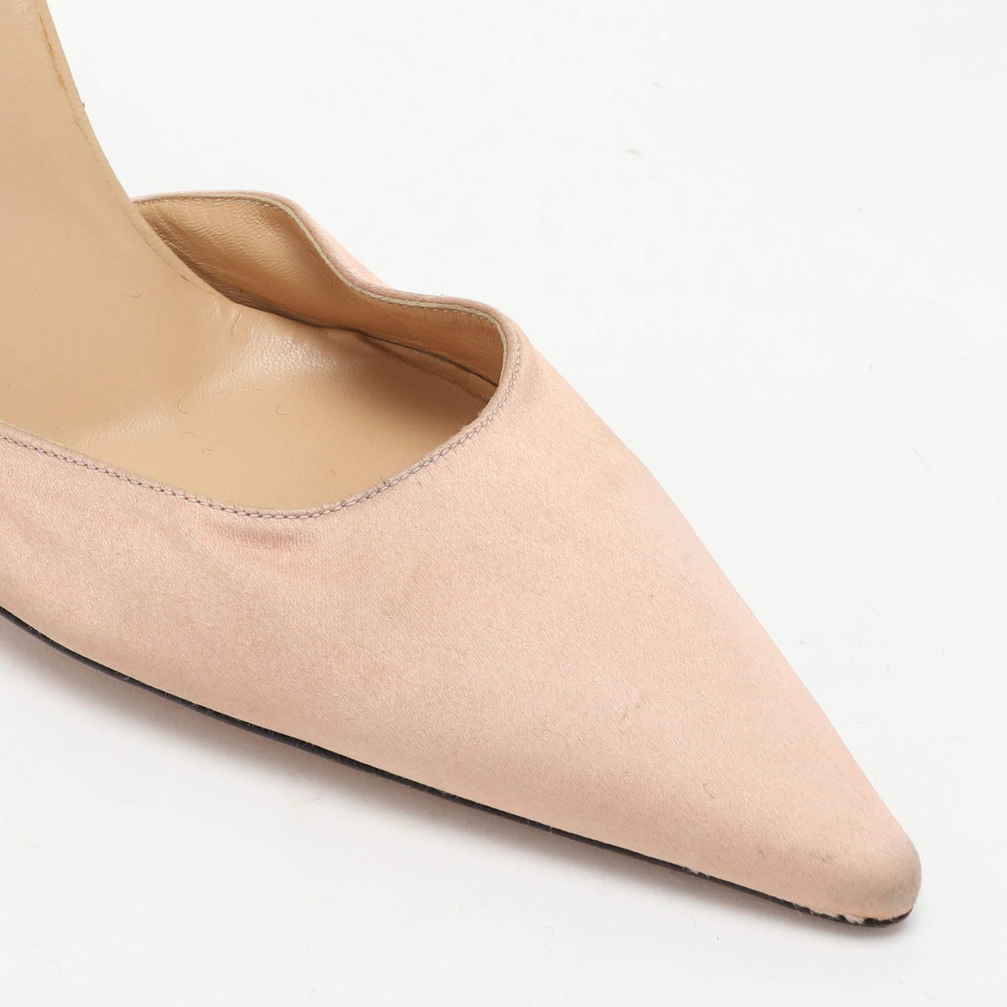 Sandales à bout pointu en satin beige Gucci, taille 37,5 en vente 2