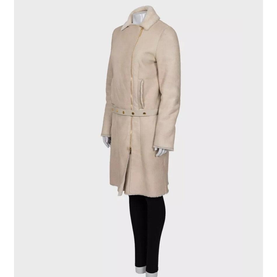 Esci con stile con questo lussuoso cappotto in shearling di Gucci! Realizzato in vera pelle, questo cappotto presenta una silhouette aderente e lusinghiera. La chiusura a zip e le esclusive maniche con dettaglio a zip, accentuate da hardware color