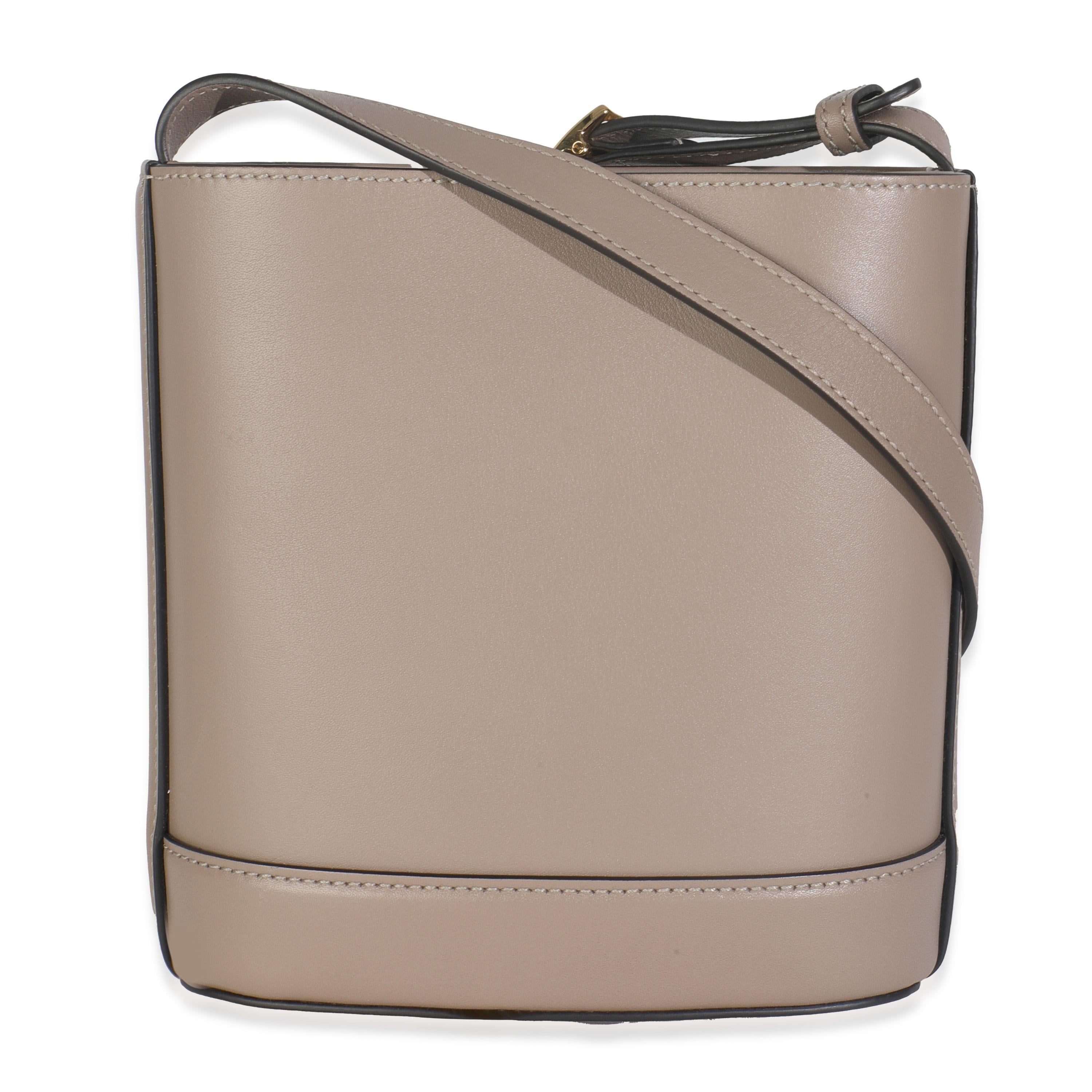 Titolo dell'elenco: Gucci Borsa a secchiello piccola 73 in pelle di vitello liscia beige
SKU: 149176
MSRP: 2500.00 USD
Condizioni: Usato 
Condizioni della borsa: Eccellente
Commenti sulle condizioni: L'articolo è in ottime condizioni e presenta