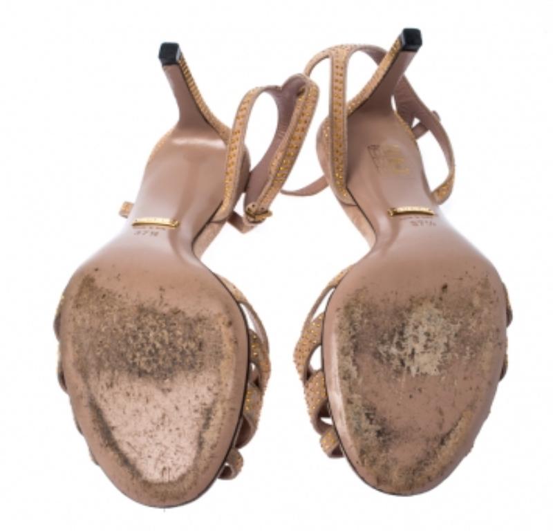 Beige Sandales Gucci en daim beige cloutées de fleurs cloutées à la cheville Taille 37,5 en vente