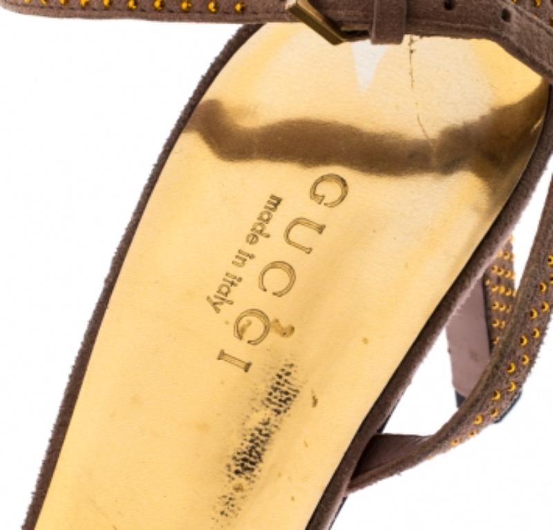 Sandales Gucci en daim beige cloutées de fleurs cloutées à la cheville Taille 37,5 Pour femmes en vente