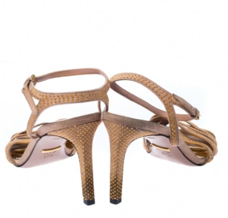 Sandales Gucci en daim beige cloutées de fleurs cloutées à la cheville Taille 37,5 en vente 1