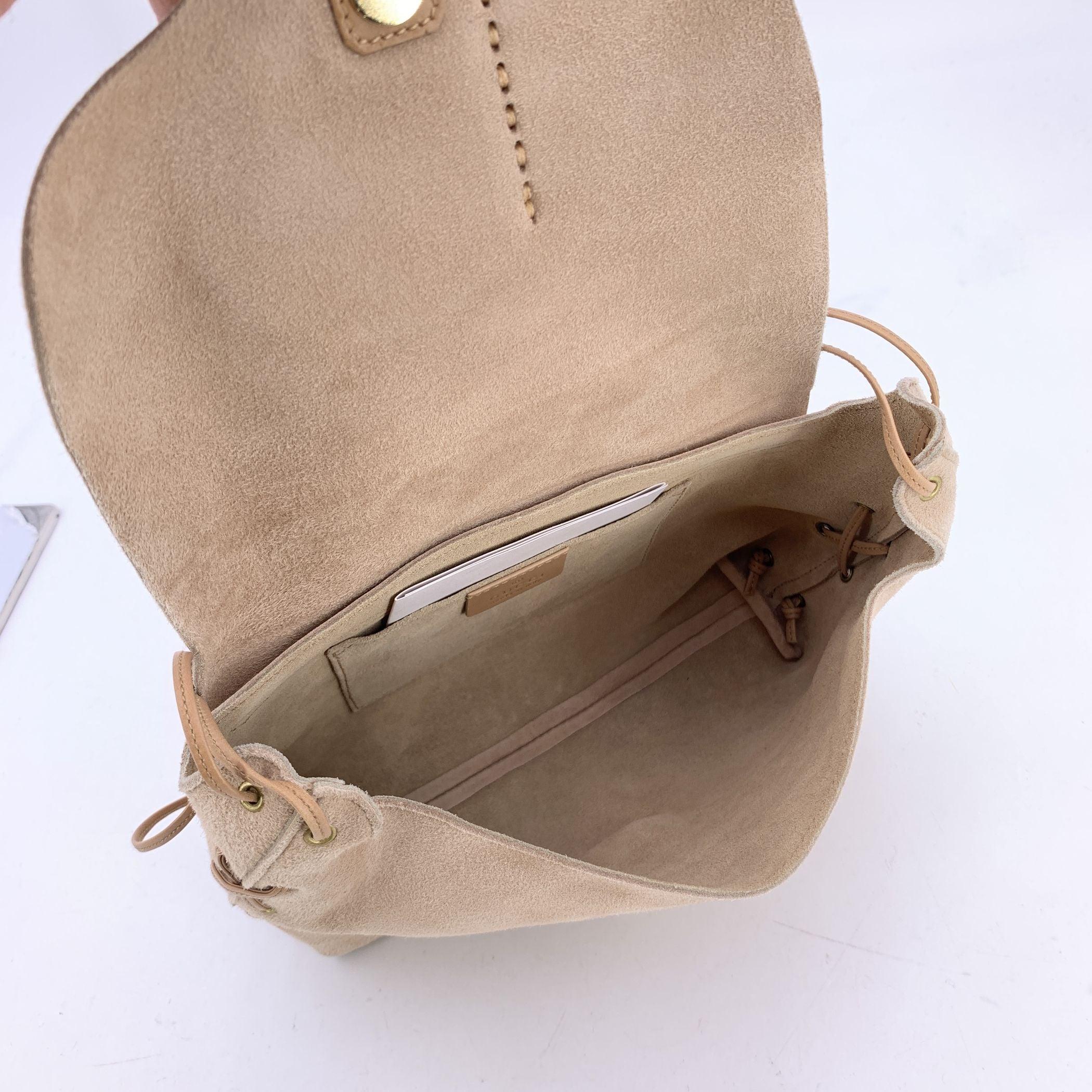 Gucci Beige Suede Heart Crossbody Bag en vente 1