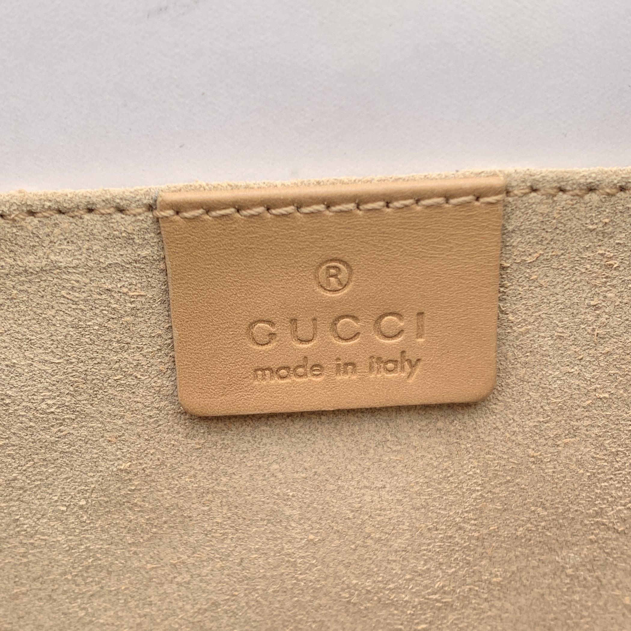 Gucci Beige Suede Heart Crossbody Bag en vente 2
