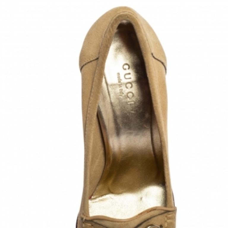 À la fois élégants et faciles à porter, ces magnifiques escarpins mocassins de Gucci sont parfaits pour être utilisés tout au long de la journée. Conçues en daim beige sur l'extérieur, elles présentent un motif Horsebit signature en tons dorés sur