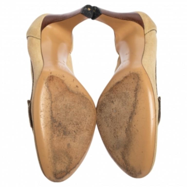 Gucci escarpins en daim beige à mors de cheval, taille 36 État moyen à Dubai, Al Qouz 2