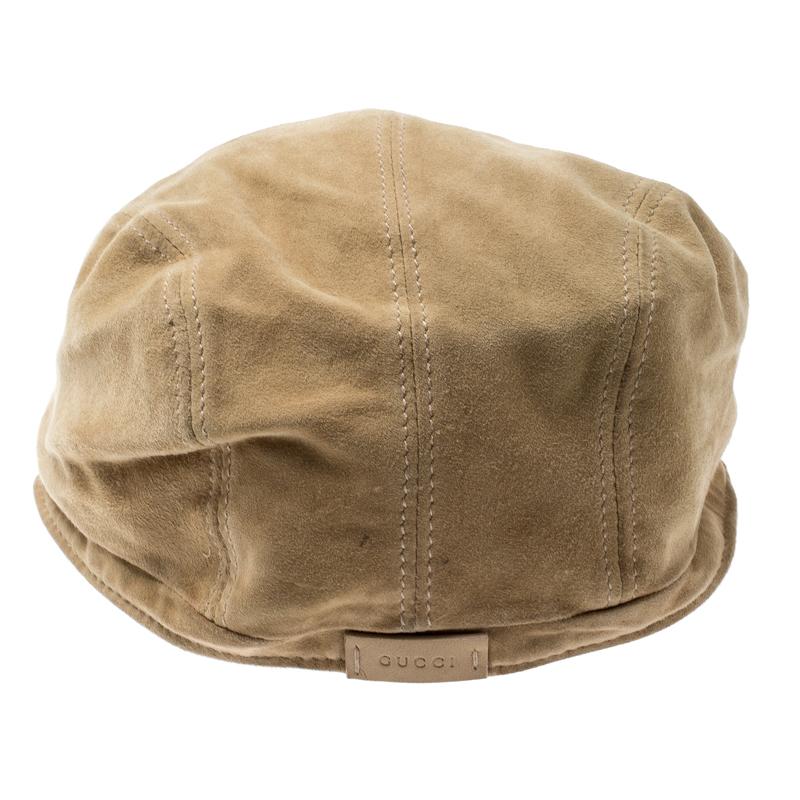 Create a wow look by completing your ensemble with this pretty beret from Gucci. It is rendered in suede and features an understated beige hue. The beret looks very subtle and is shaped to offer a comfortable fit.

Includes:
Original Dustbag