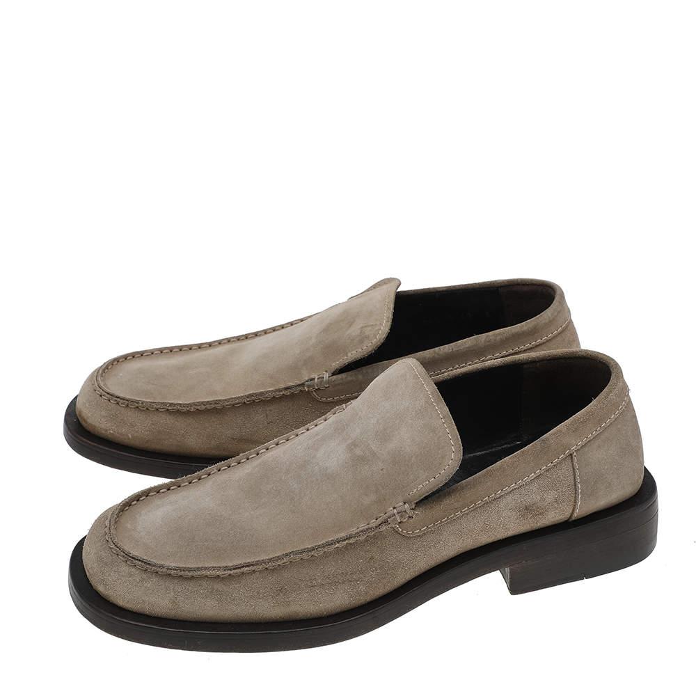 Stylish and super comfortable, this pair of loafers by Gucci will make a great addition to your shoe collection. They have been crafted from suede and styled with neat stitches. Leather insoles and outsoles beautifully complete the beige loafers.

