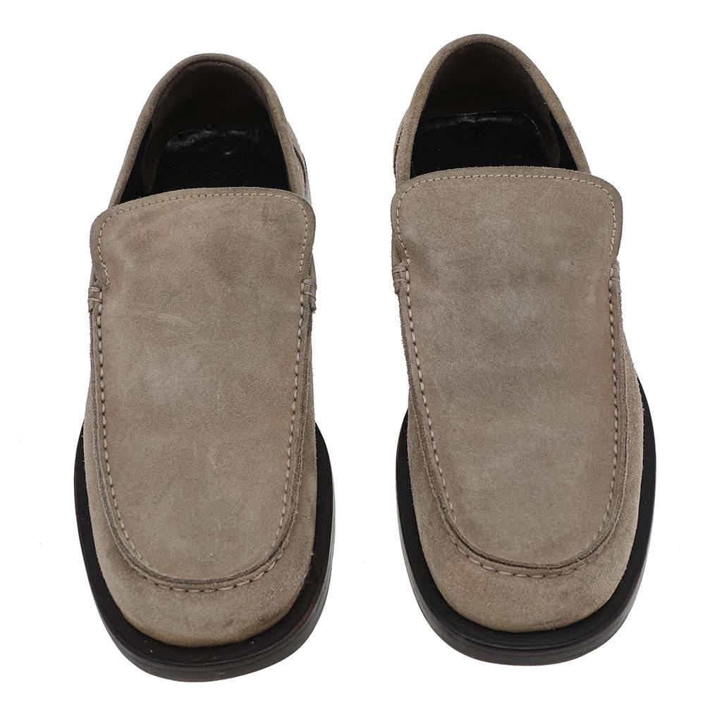 Gucci Beige Suede Slip on Loafers Size 42 In Good Condition For Sale In Dubai, Al Qouz 2