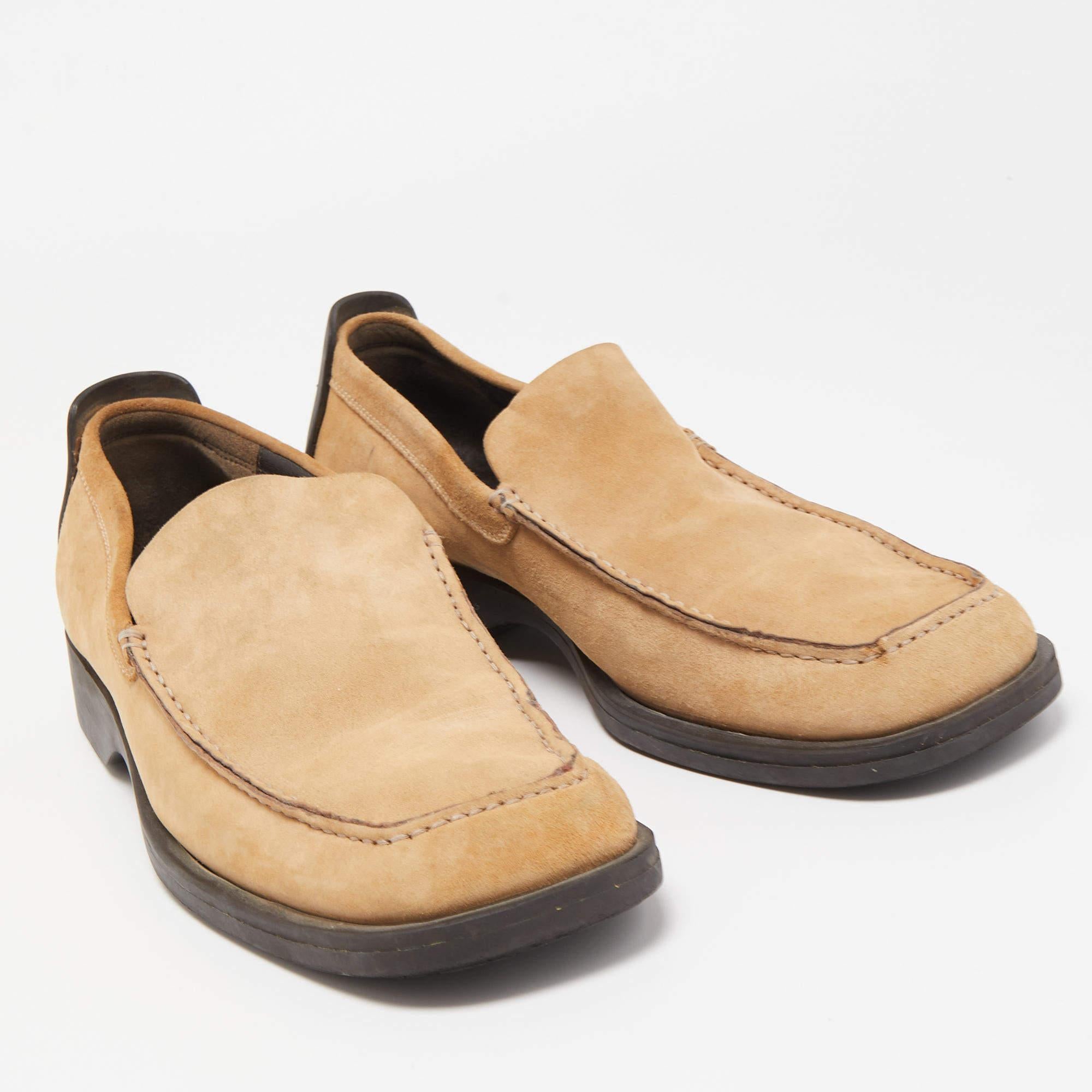 Complete a smart outfit with these loafers from Gucci. They're fashioned in beige suede and set on durable leather soles.

