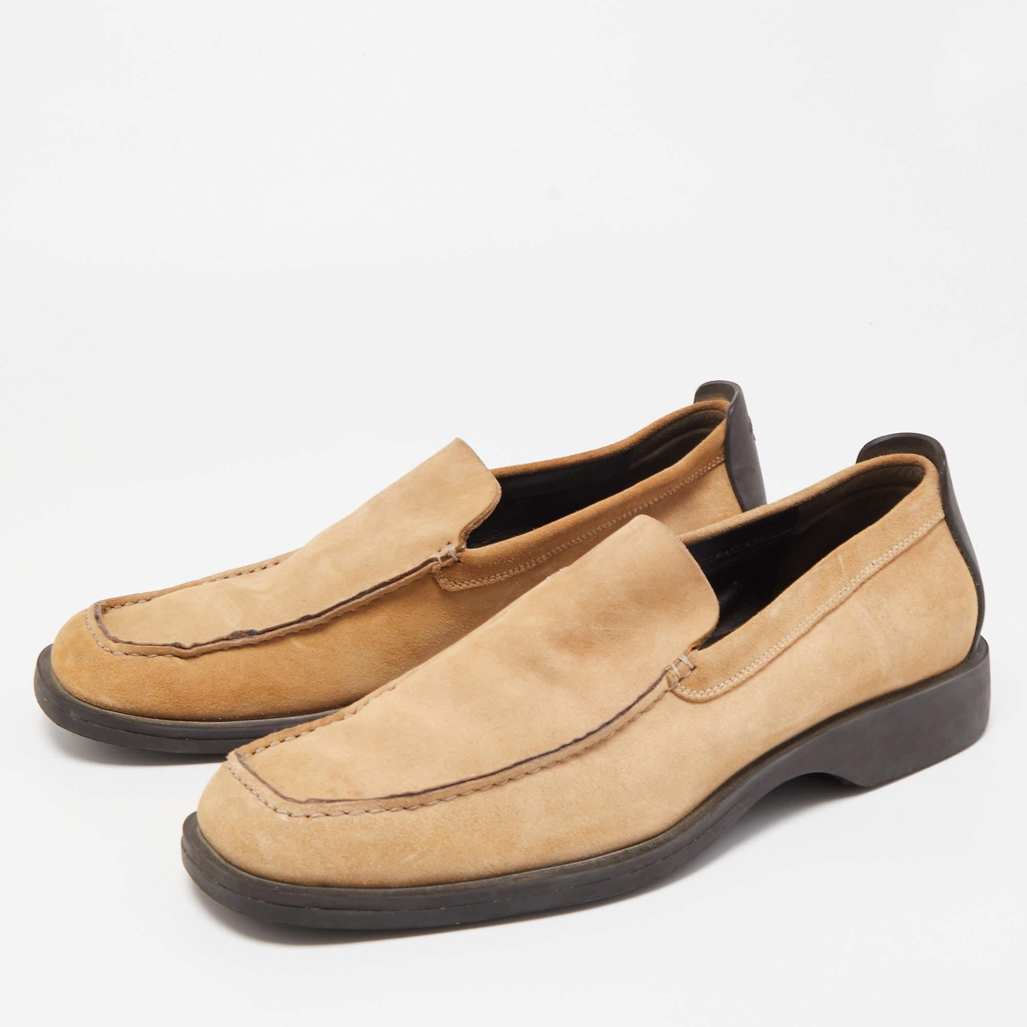 Gucci Beige Suede Slip On Loafers Size 43.5 In Good Condition For Sale In Dubai, Al Qouz 2