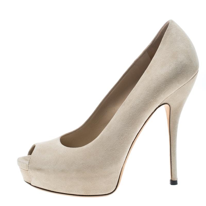 Sure to fetch you admiring glances and make you shine all day long, these beige Sofia pumps from Gucci are a must buy! They are crafted from suede and feature a peep-toe silhouette. They flaunt comfortable leather lined insoles, 13.5 cm heels and