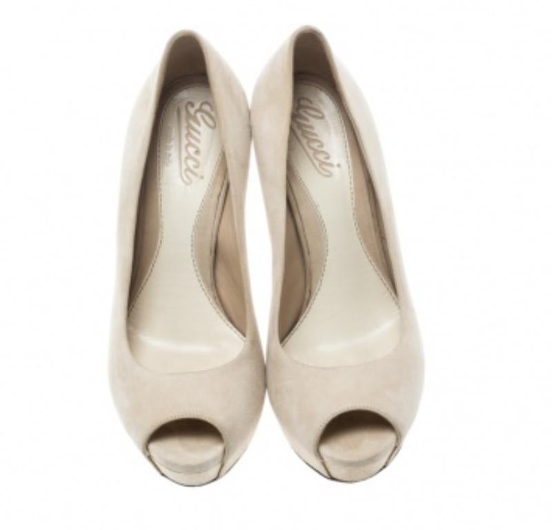 Escarpins compensés Sofia à bout ouvert en daim beige Gucci, taille 37 Pour femmes en vente