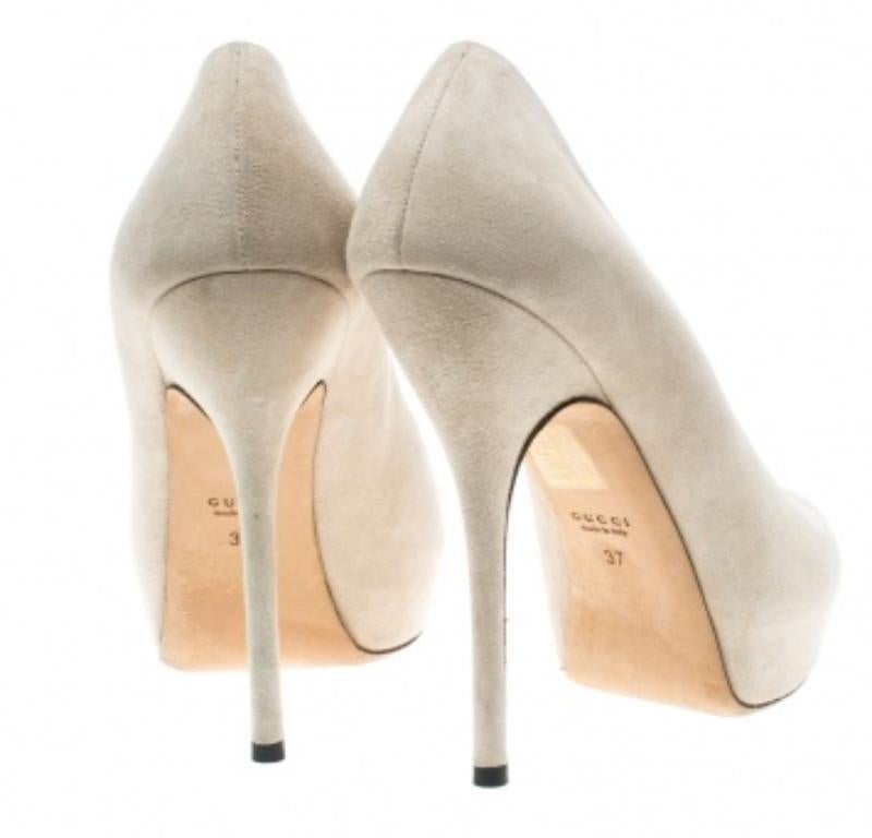 Escarpins compensés Sofia à bout ouvert en daim beige Gucci, taille 37 en vente 1