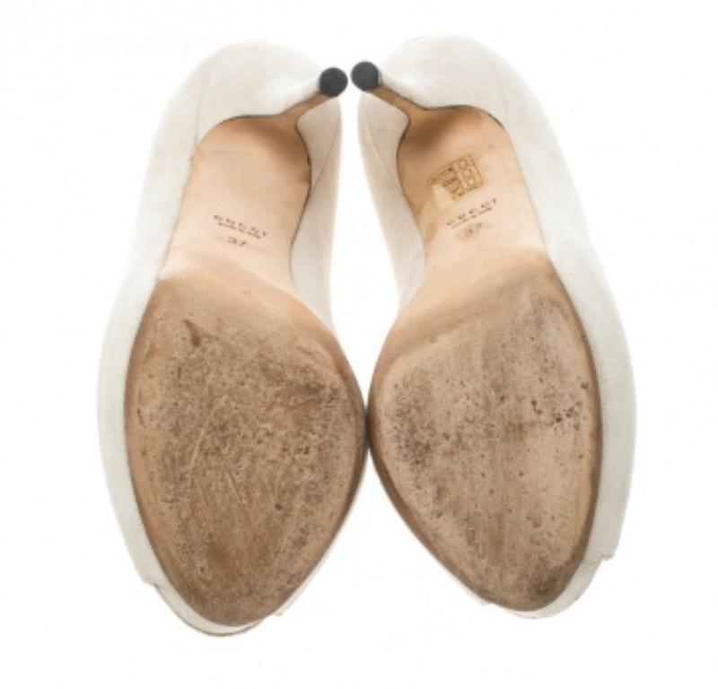 Escarpins compensés Sofia à bout ouvert en daim beige Gucci, taille 37 en vente 2