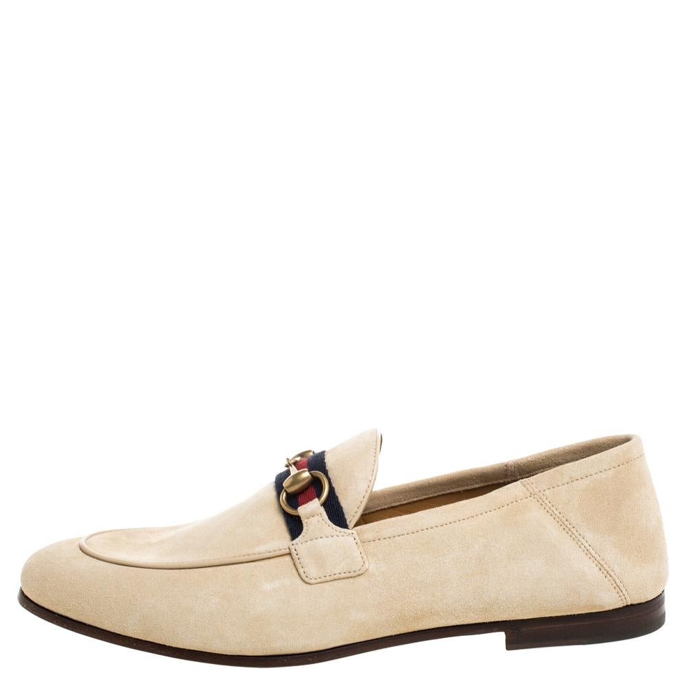 Exquisite and well-crafted, these Gucci loafers are worth owning. They have been crafted from cream-colored suede and they come flaunting signature Web trim and Horsebit details on the uppers. The loafers are ideal to wear all day with both your