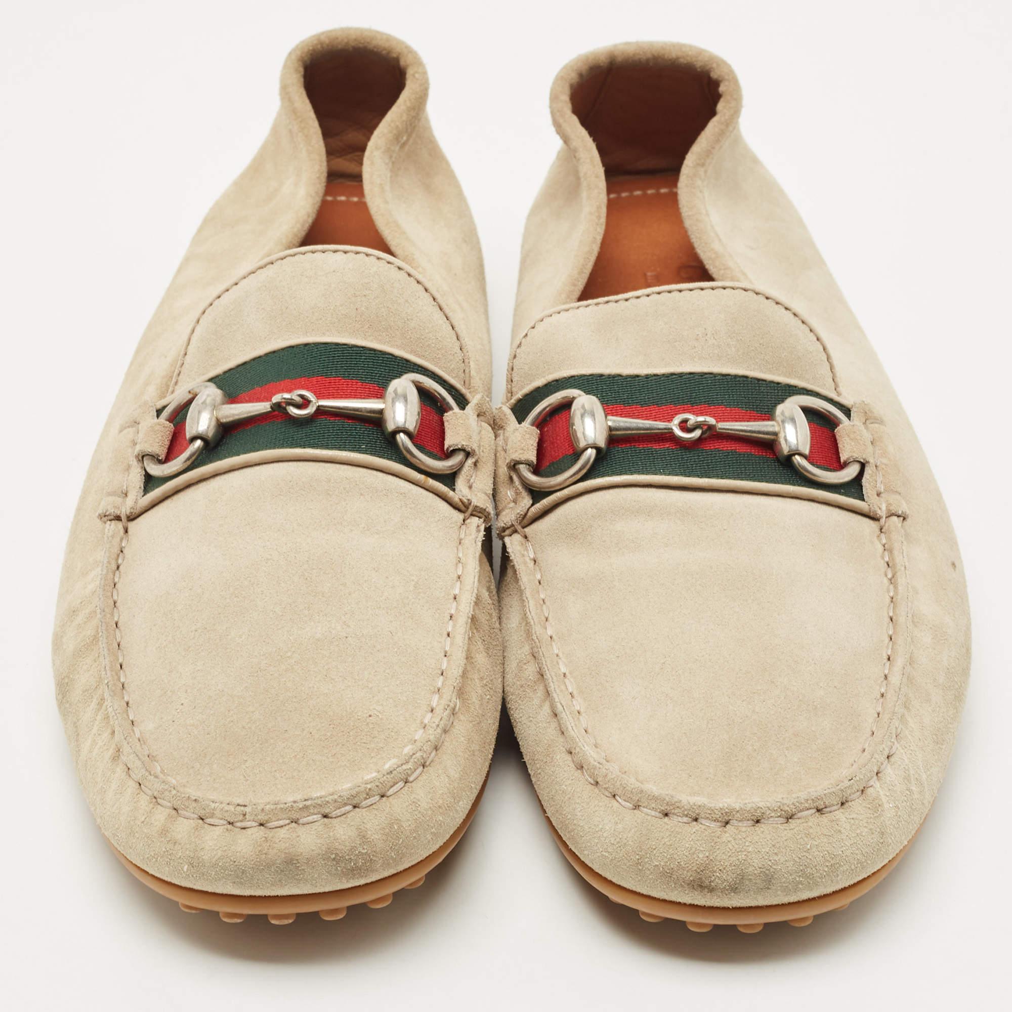 Embrace a dapper look with this pair of loafers from the house of Gucci. Exquisitely crafted from suede, these beige shoes impart an aura of luxurious class to your attire and make sure you can flaunt an effortlessly stylish look every time you step