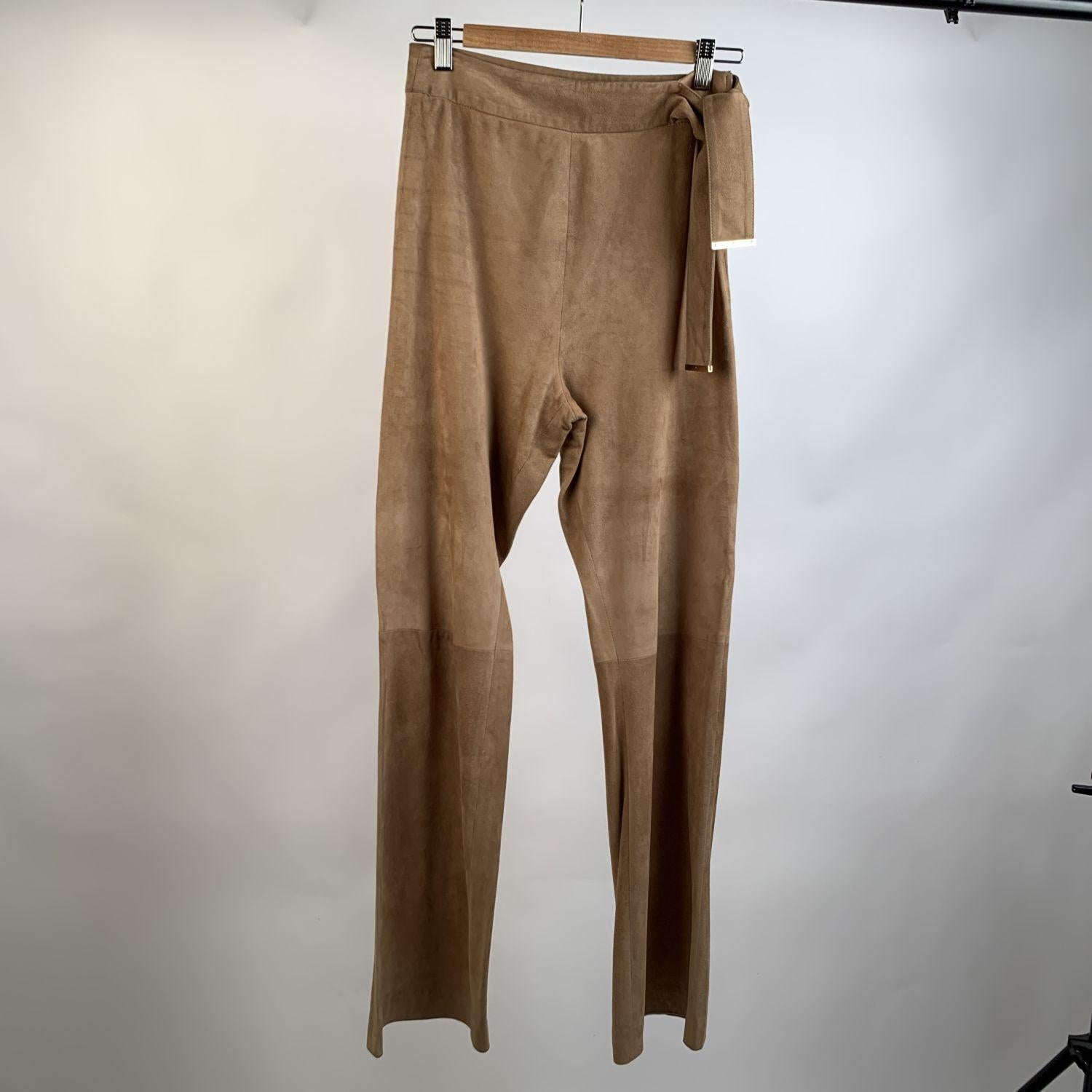 Gucci beige suede trousers. They feature knot detailing on the waist and side zip closure. Unlined. High waist. Composition: 100% Leather . Size: 40 IT (ot should correspond to a SMALL size



Details

MATERIAL: Leather

COLOR: Beige

MODEL: