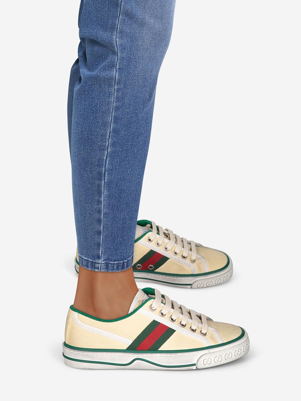 El ESTADO es Nunca usado, con etiquetas. Este nuevo artículo de reventa del diseñador Gucci no presenta ningún desgaste visible en las zapatillas. Este par de zapatos viene en las bolsas de polvo y la caja originales. Ten en cuenta que estos zapatos